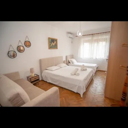 Apartment Excellent Location At Scanderbeg Square